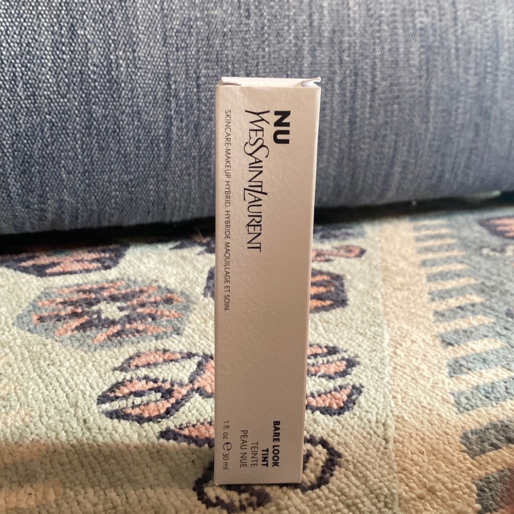 Yves Saint Laurent.  NU BARE LOOK TINT. NU 18
